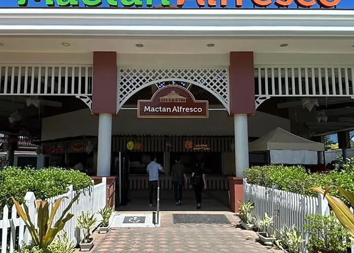 8 Newtown Boulevard Near Airport And Apartment *