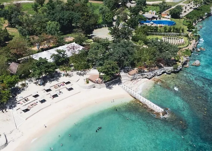 8 Newtown Boulevard Near Airport And Punta Engano (Mactan)